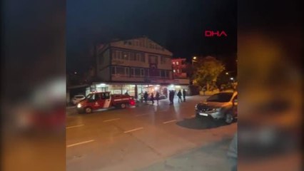 ARNAVUTKÖY'DE BİNA SAKİNLERİ ÇATIYA ÇIKIP YANGINA MÜDAHALE ETTİ