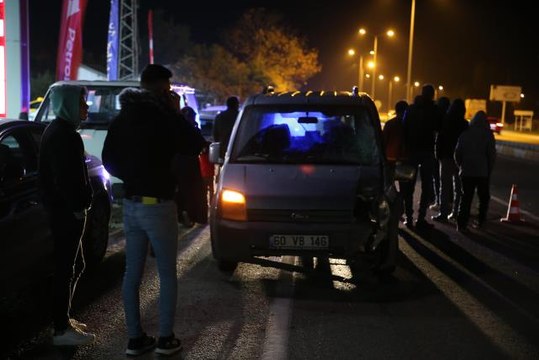 Düğünden çıkan yayalara cenazeye gidenlerin olduğu kamyonet çarptı, 1 kişi öldü, 1 kişi yaralandı
