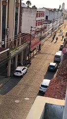 Policías patean y golpean con sus lanzagranadas a un joven en el centro de la ciudad