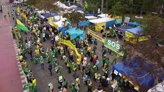 Convencidos de fraude electoral, bolsonaristas acampan ante cuarteles en Brasil