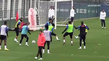 Quand Messi met un petit pont à Neymar