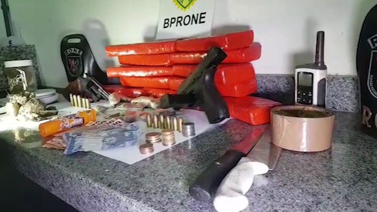 Drogas e armas apreendidas após confronto são levadas para a delegacia