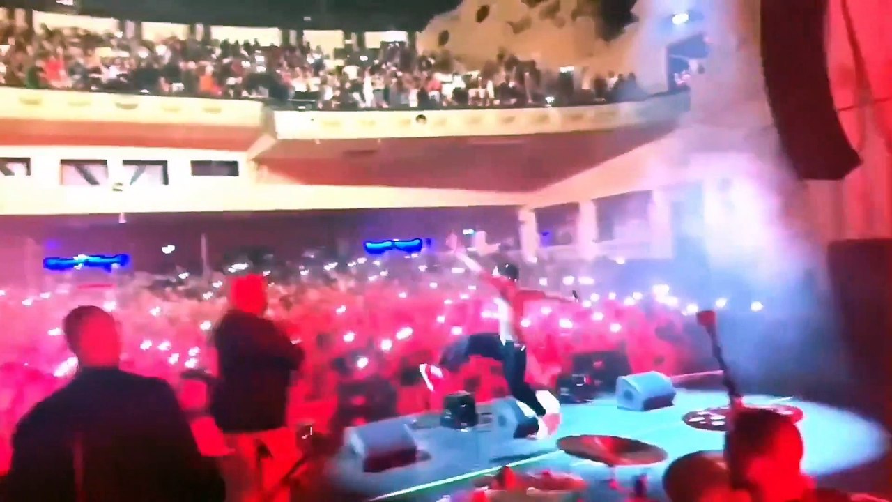 Rema_s'évanouit_sur_scène_au_Royaume-Uni_|_Prank(1080p)