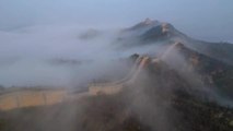 Çin'in Kuzeyinde Çin Seddi Bulut Denizinin Üzerinde Görünüyor