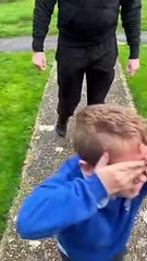 Les parents surprennent un garçon avec un chiot pour son anniversaire - Buzz Buddy