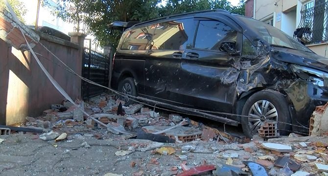 Kartal’da yolcu minibüsü ortalığı birbirine kattı