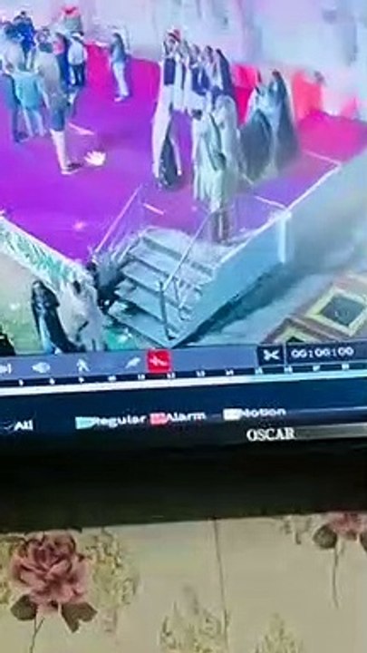 मैरिज गार्डन का यह वीडियो आपके होश उड़ा देगा, पीछे खड़े लड़के पर नजर रखें बस