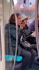 Marmaray'da yere çöp attı, tepki gelince telefonuna sarıldı: "Erdoğan'ı arayacağım, bakın o gelecek buraya"