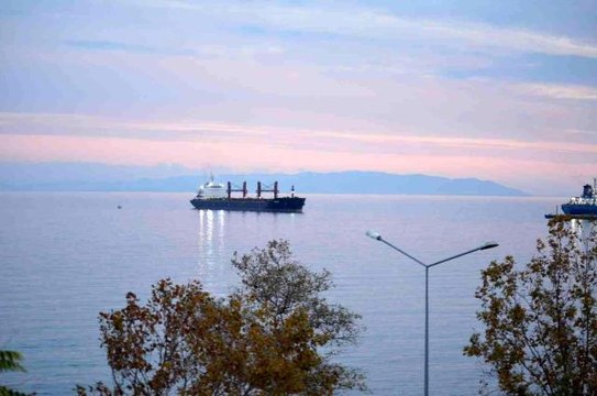 Tekirdağ'da karaya oturan 190 metrelik gemi kurtarıldı