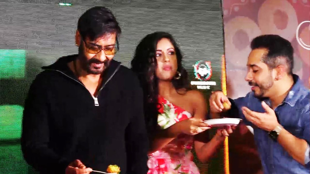 Ajay Devgn Eating Pani Pani With Spoon