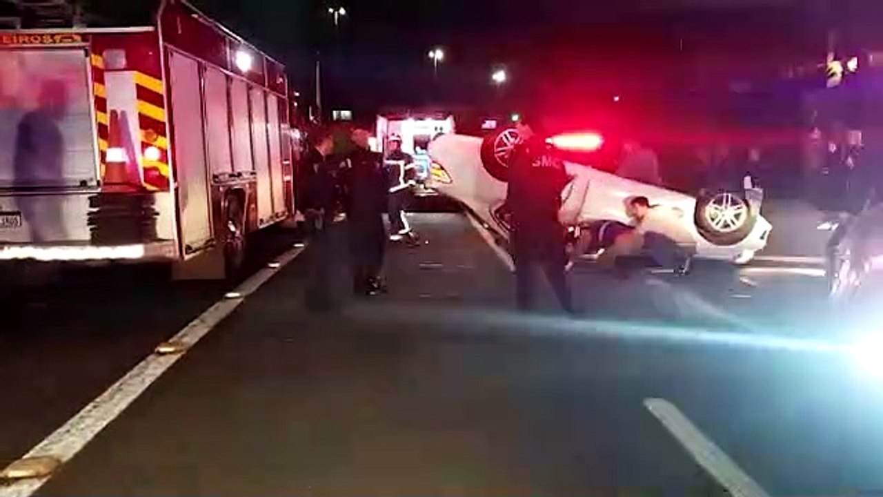 Duas pessoas ficam feridas em capotamento na Avenida Tancredo Neves