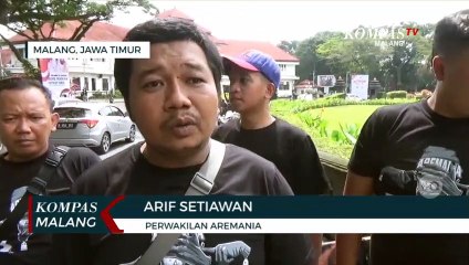 135 Keranda dan Foto Korban Tragedi Kanjuruhan Mengitari Bundaran Tugu Kota Malang
