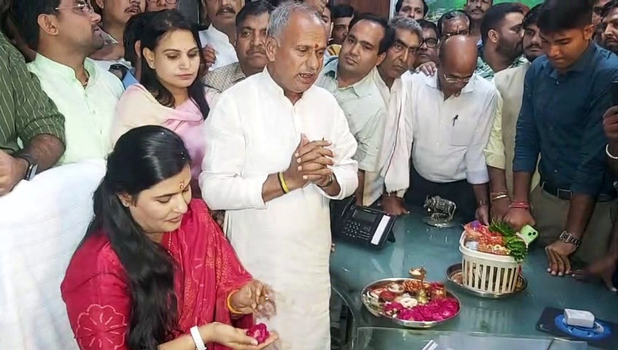 पार्षद दिखे महापौर के साथ...विधायकों और पूर्व व...