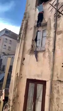 Brucia una casa a Cosenza, giovane si lancia dal balcone per scampare alle fiamme