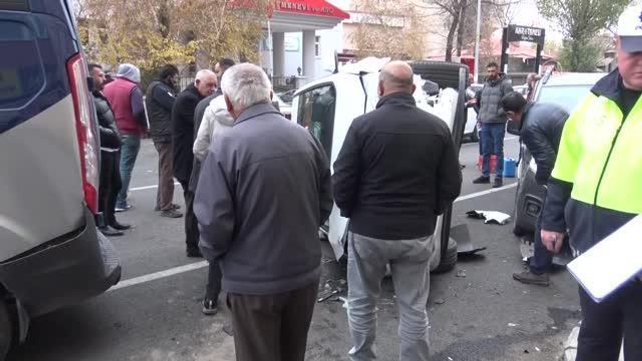 Park halindeki araçlara çarpıp devrilen otomobilin sürücüsü hafif yaralandı