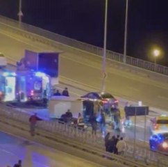 ARNAVUTKÖY'DE YOL ÇALIŞMASINI FARK EDEMEYİNCE BARİYERLERE ÇARPARAK TAKLA ATTI