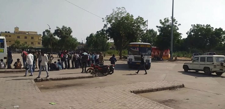 कृपया ध्यान दें....महिला अभ्यर्थियों को बस में पहले बैठनें दें