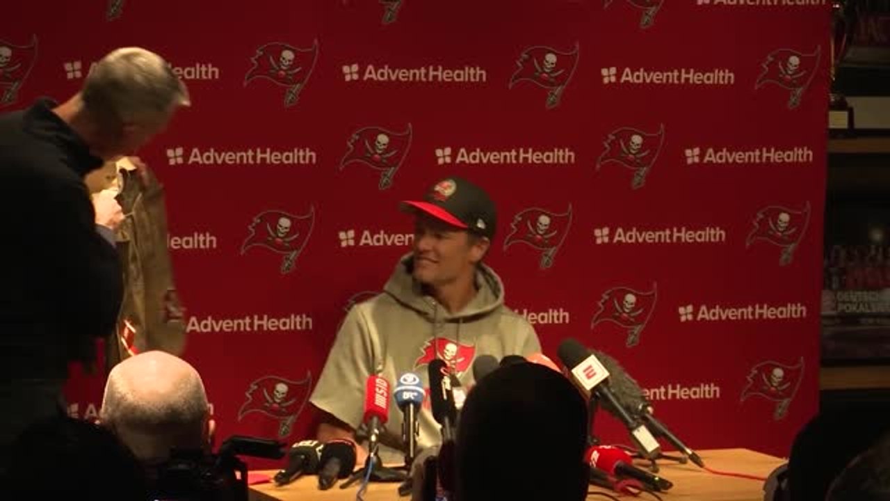 Brady erhält eine bucs-lederhose vor münchen-spiel