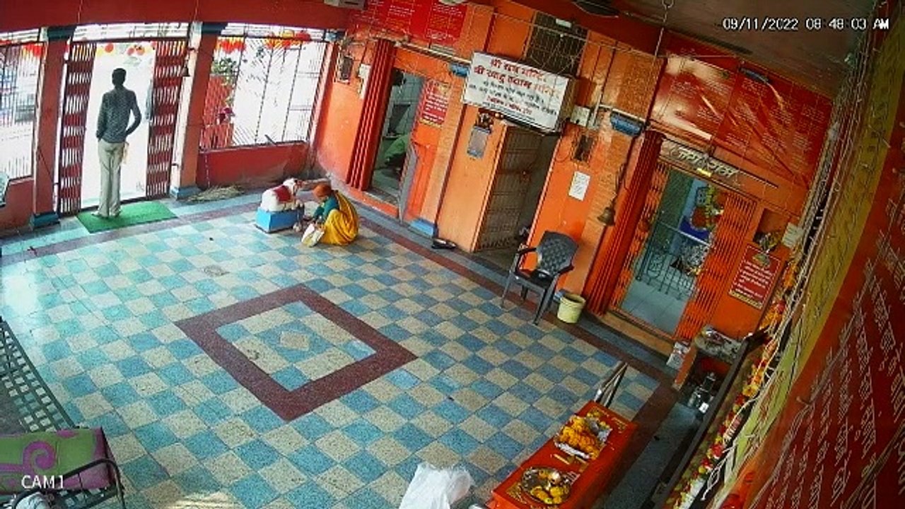 मंदिर का गेट तोड़ अंदर घुसी अनियंत्रित कार, सीसीटीवी कैमरे में कैद