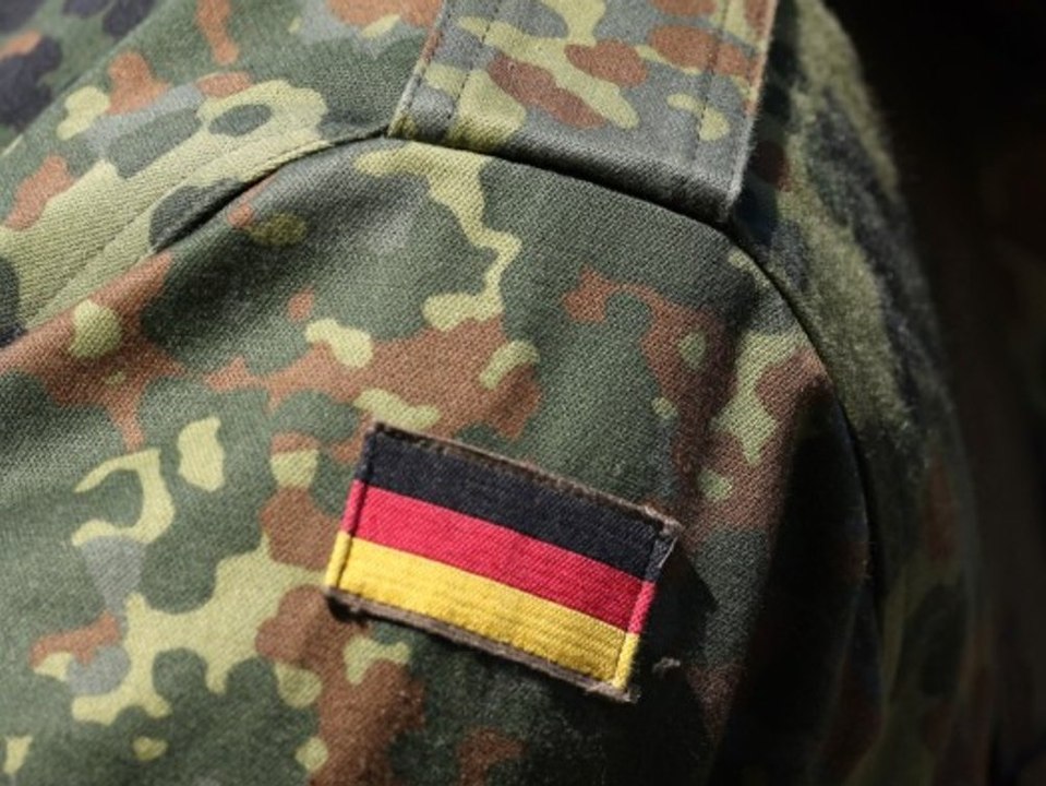 Soldaten der Bundeswehr bekommen Tarnkleidung in Größe 'SS' verpasst