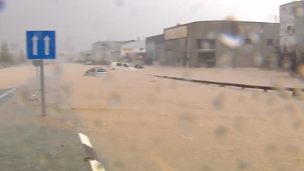 El agua arrasa todo a su paso en Ribarroja del Turia