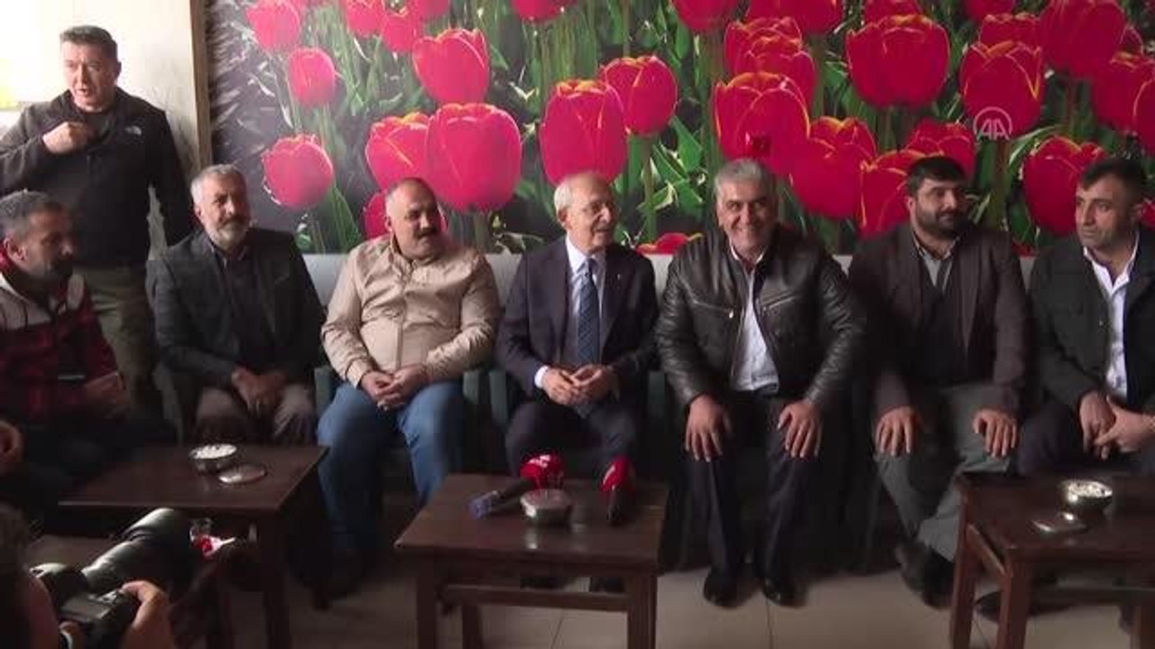 CHP Genel Başkanı Kılıçdaroğlu, kahvehanede vatandaşlarla sohbet etti