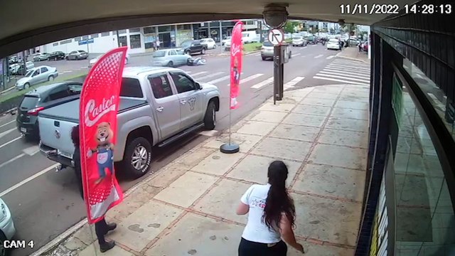 Impressionante: Vídeo mostra motociclista sendo arrastado em cima de carro