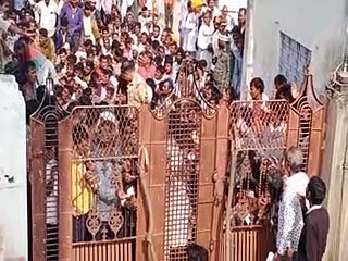 video: खाद लेने के लिए कतार मेें किसान