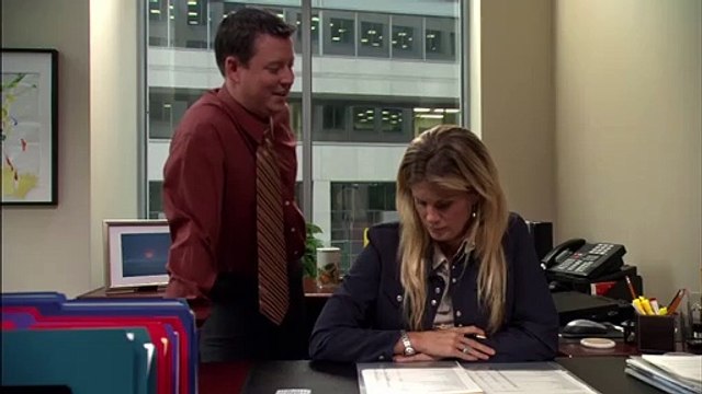 Une Assistante presque parfaite Bande-annonce (EN)