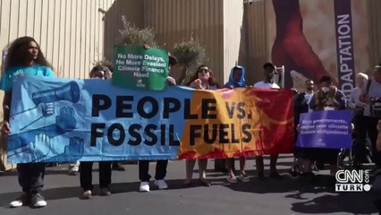Biden'ın COP27'deki konuşmasında "fosil yakıt" protestosu