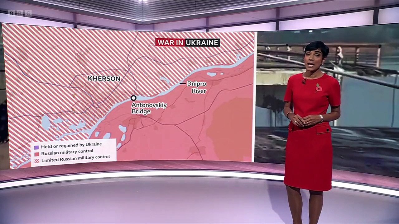 Cheering crowds in Kherson greet Ukrainian troops - BBC News