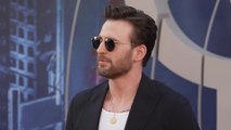 VOICI : Chris Evans en couple ? L’acteur aurait craqué pour une célèbre actrice de 16 ans sa cadette !