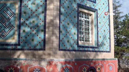 Kütahyalı vatandaşlar, zemininde kayma yaşanan Çinili Camii'nin ibadete açılmasını istiyor