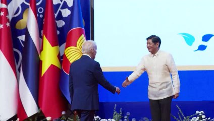 بايدن يصل إلى كمبوديا لحضور قمة "آسيان"