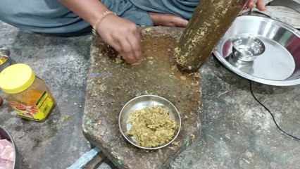 चूल्हे पर एकदम परफेक्ट भुना हुआ मुर्गा कैसे बनाते हैं?