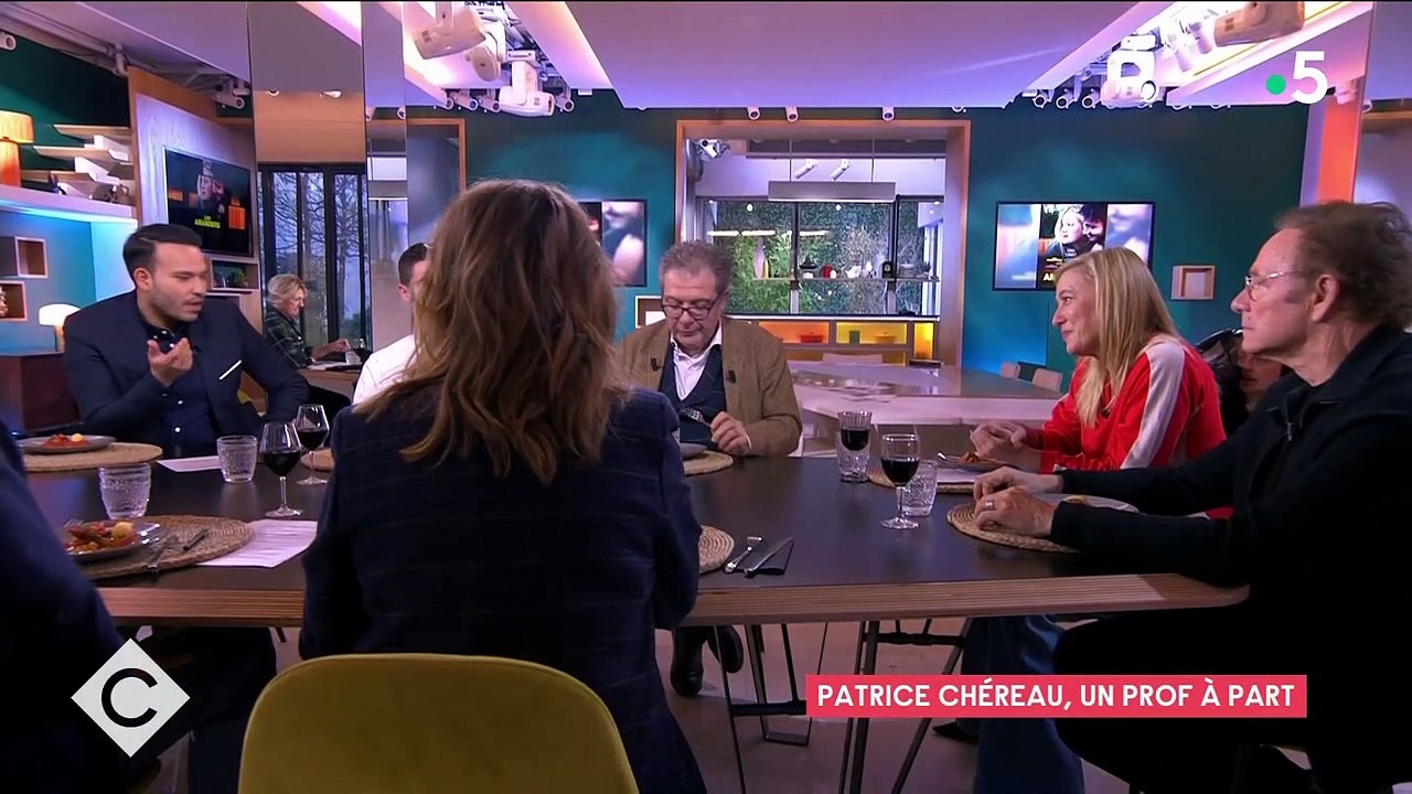 Carla Bruni-Sarkozy s'exprime sans fard sur sa soeur l'actrice et réalisatrice Valeria Bruni-Tedeschi dans C à vous