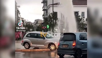 Λαμία: Αυτοκίνητο έπεσε σε πυροσβεστικό κρουνό στο κέντρο της πόλης