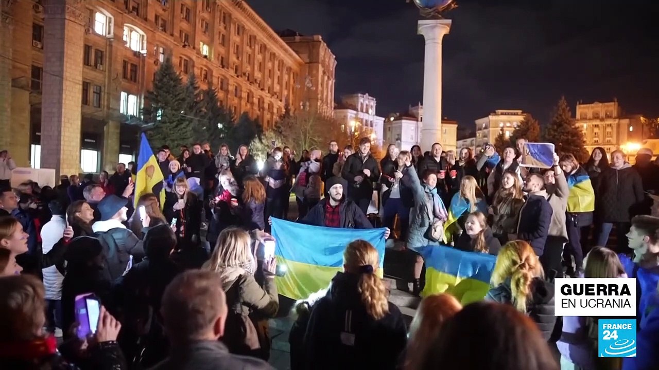 Ciudadanos ucranianos celebran recuperación de Jersón, pero Kiev no baja las alertas