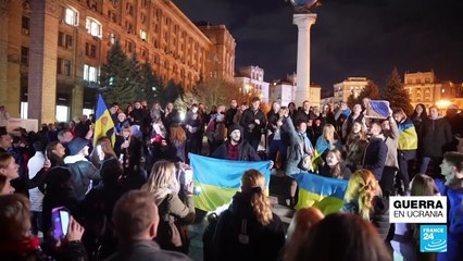 Ciudadanos ucranianos celebran recuperación de Jersón, pero Kiev no baja las alertas