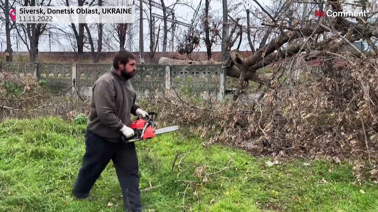 Ucraina: la vita dei pochi rimasti a Siversk, tra seminterrato e legna