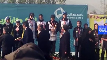 لاعبة قوس إيرانية تقول إنها لم تلحظ سقوط حجابها خلال حفل لتوزيع الجوائز