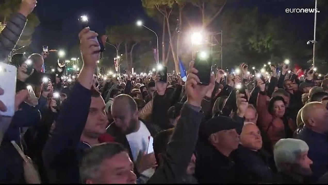 Massenprotest vor dem Büro von Edi Rama