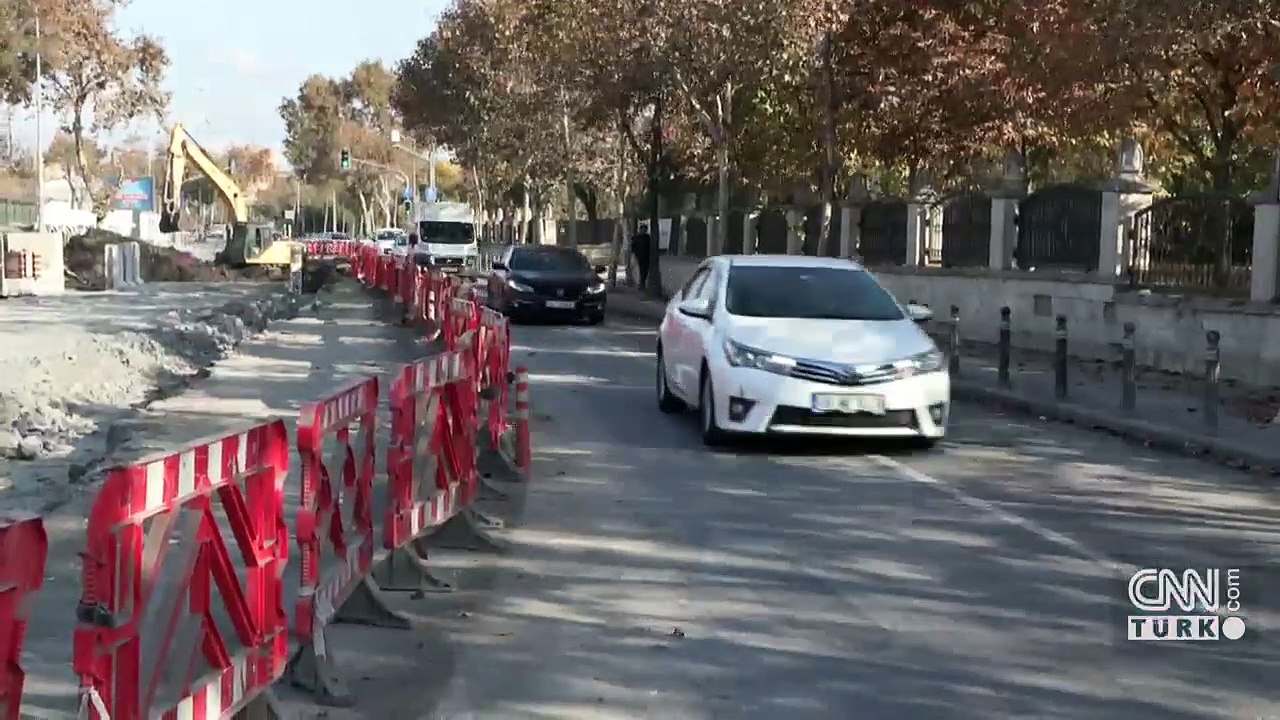 Geciken asfaltlama nedeniyle evler toza büründü
