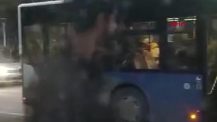 OTOBÜS ŞOFÖRÜ İLE YOLCUNUN 'DURAKTA DURMADIN' KAVGASI KAMERADA