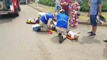 Motociclistas sofrem fraturas após colisão entre três veículos na Rocha Pombo