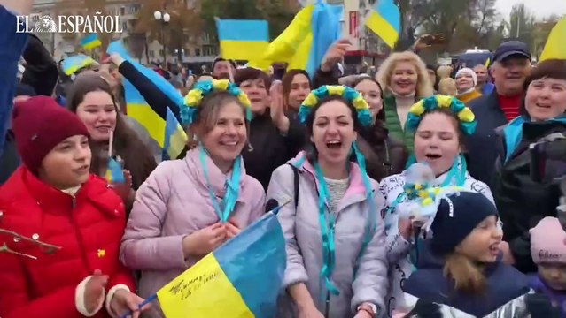 Los soldados ucranianos llegan entre aplausos y abrazos a Jersón