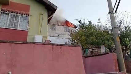 Evin çatısında çıkan yangın söndürüldü