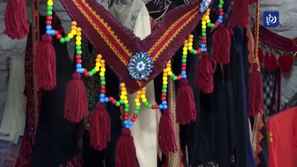 نساء في الخليل ينظمن معرضا تراثيا داخل كهف تحت الأرض