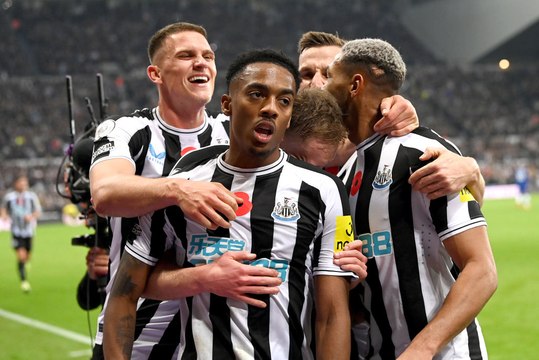 Liam Kennedy and Jordan Cronin react to Newcastle United's win over Chelsea