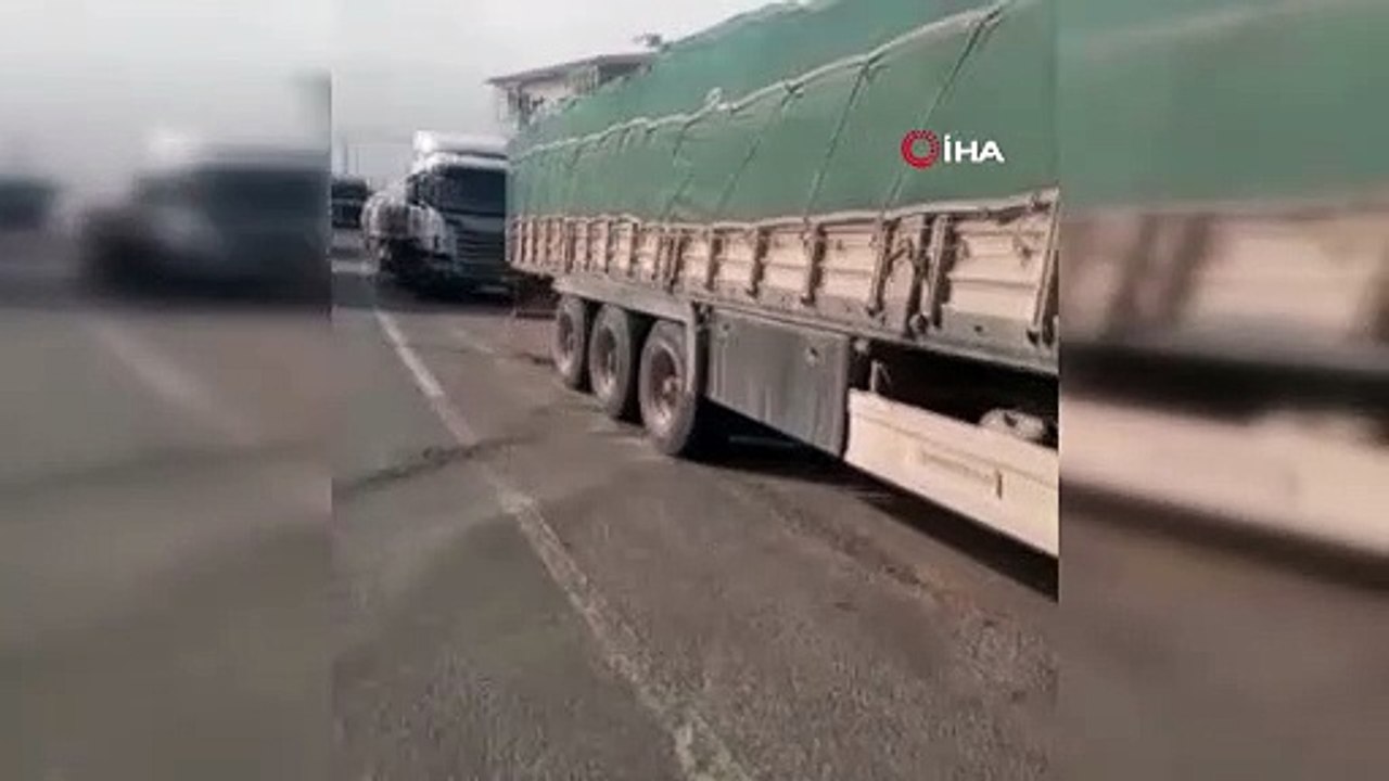 Çiftçiler karayolunu trafiğe kapattı